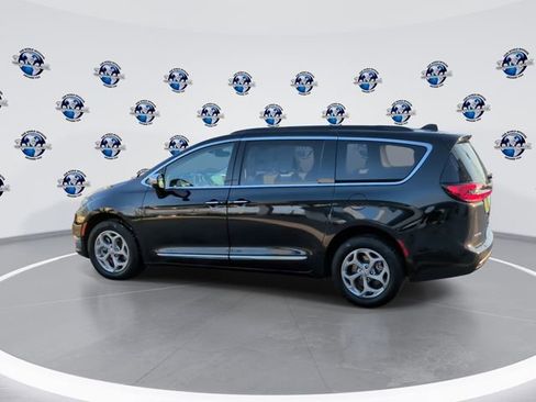 Used 2023 Chrysler Pacifica Limited image 7