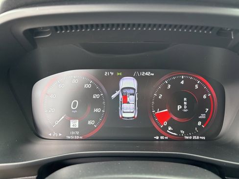 Used 2020 Volvo XC40 T5 Momentum w/ Protection Package Premier image 23