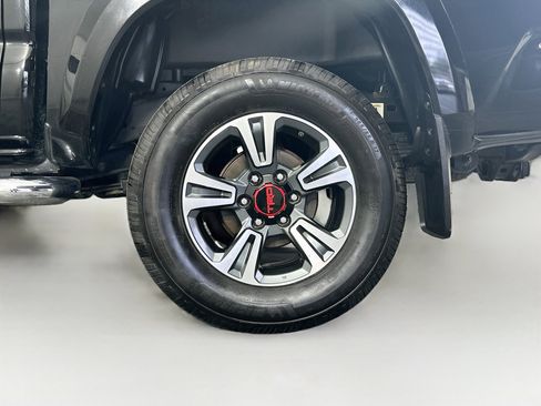 Used 2017 Toyota Tacoma TRD Sport w/ Tow Package (A/T) AWD/4WD image 11