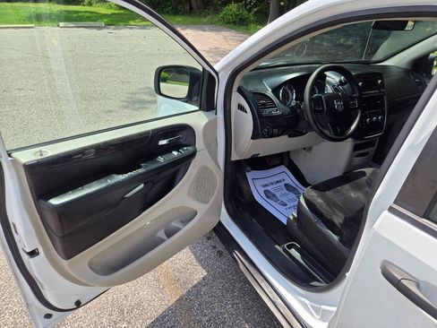 Used 2014 Dodge Grand Caravan American Value Package FWD image 16