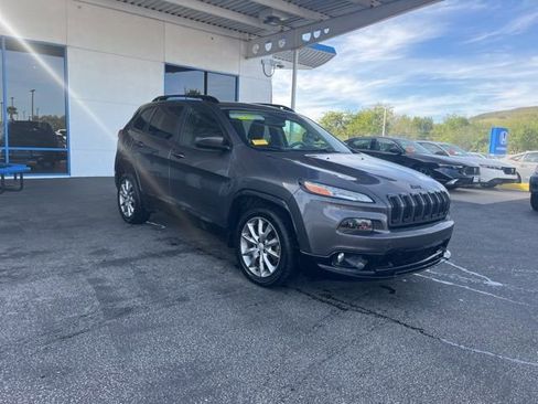 Used 2018 Jeep Cherokee Latitude image 2