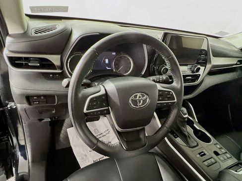 Used 2023 Toyota Highlander XLE image 11