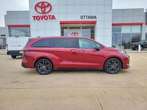Used 2025 Toyota Sienna XSE FWD image 5