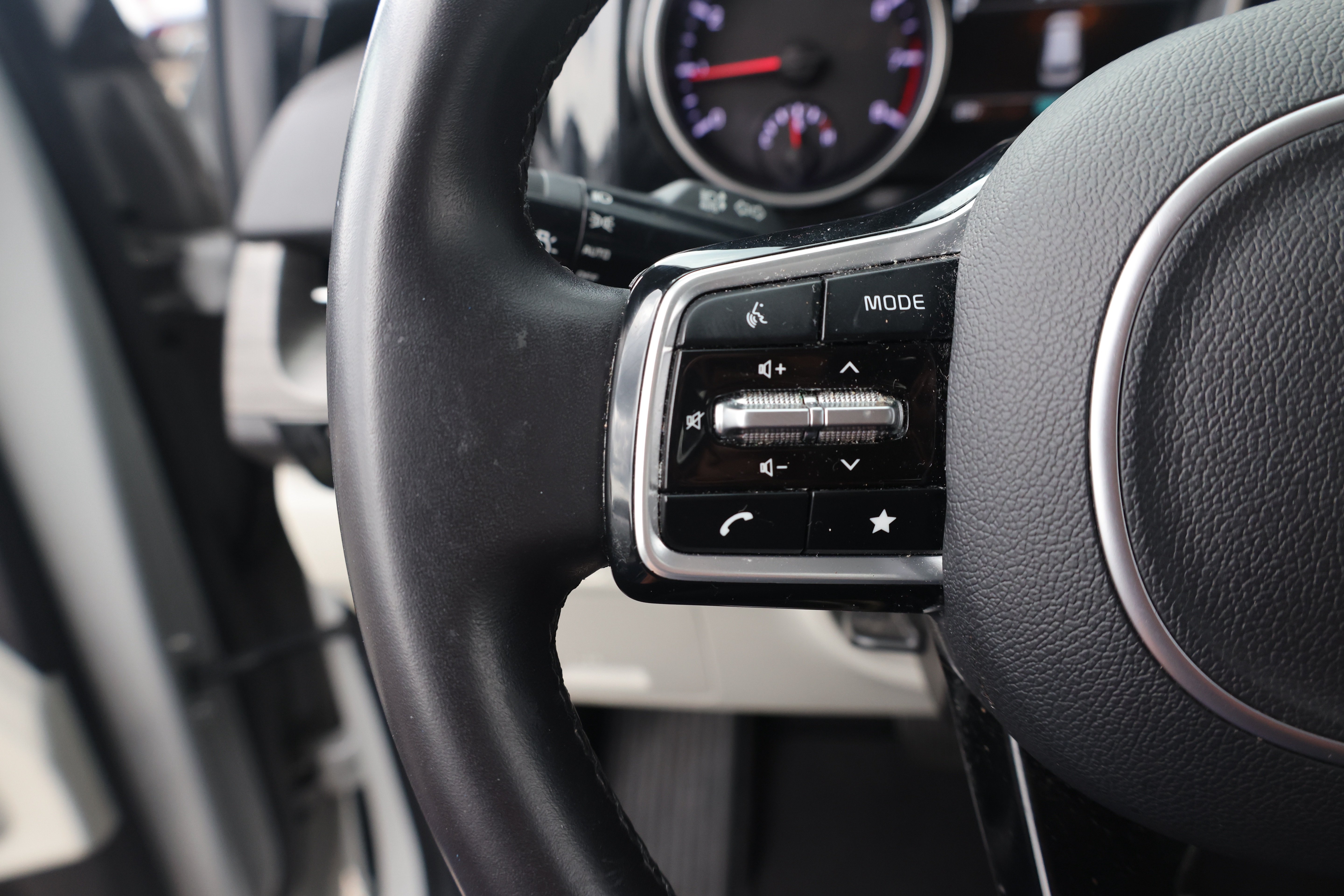 Used 2024 Kia Carnival EX FWD image 19