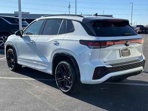 Used 2025 Volkswagen Tiguan SE R-Line image 8