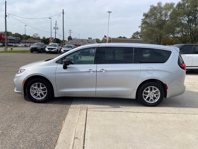 Used 2024 Chrysler Pacifica Touring-L FWD image 8