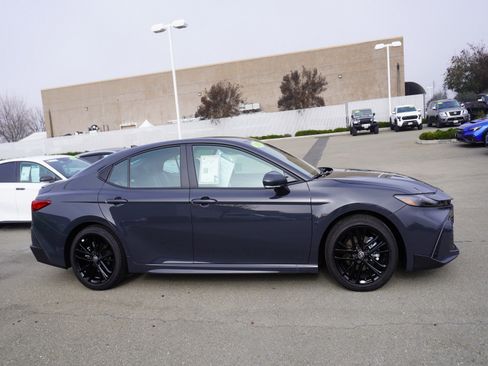Used 2025 Toyota Camry SE image 4