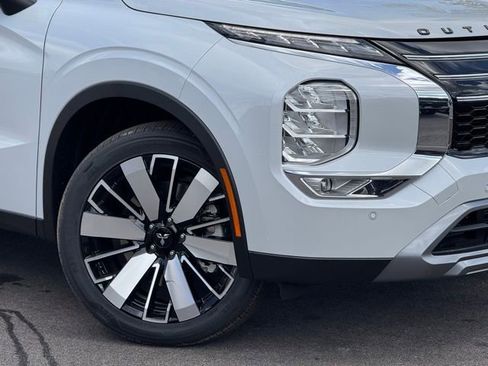New 2025 Mitsubishi Outlander SE image 2