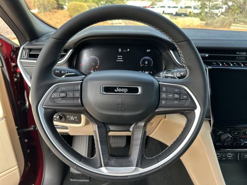 New 2025 Jeep Grand Cherokee Limited w/ Luxury Tech Group II image 7