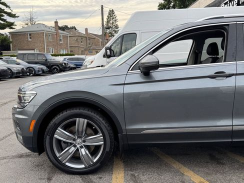 Used 2018 Volkswagen Tiguan SEL Premium w/ 3rd Row Seat Package AWD/4WD image 3