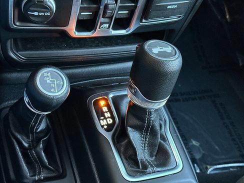 Used 2025 Jeep Wrangler Sahara image 21