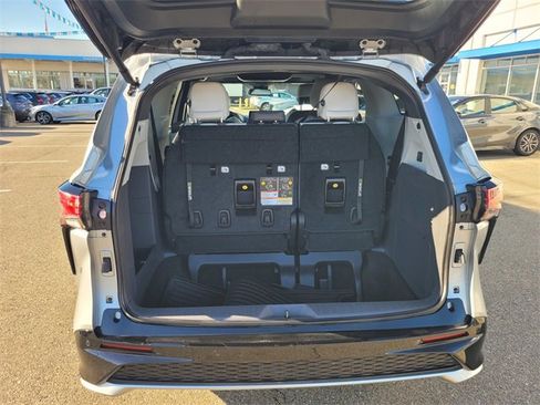 Used 2024 Toyota Sienna XSE image 11