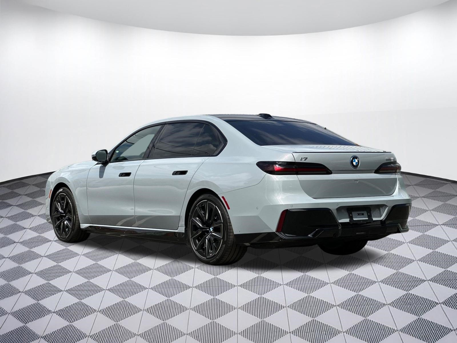 Used 2025 BMW i7 xDrive60 w/ Executive Package AWD/4WD image 3