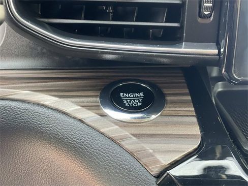 Used 2023 Ford Explorer Limited image 17