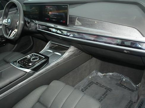 Used 2025 BMW i7 xDrive60 image 26