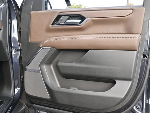 Used 2025 GMC Yukon Denali Ultimate AWD/4WD image 28
