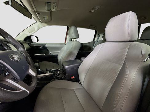 Used 2016 Toyota Tacoma SR5 w/ Towing Package image 21