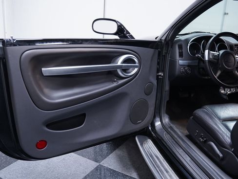 Used 2005 Chevrolet SSR w/ Preferred Equipment Group image 32