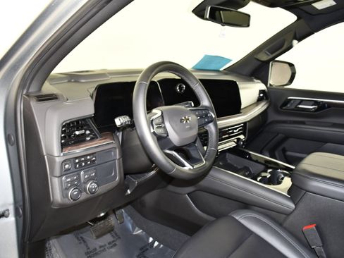 Used 2025 Chevrolet Suburban Z71 image 40