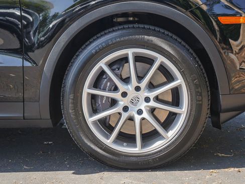 Used 2024 Porsche Cayenne AWD/4WD image 9