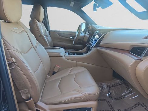 Used 2017 Cadillac Escalade Platinum image 16