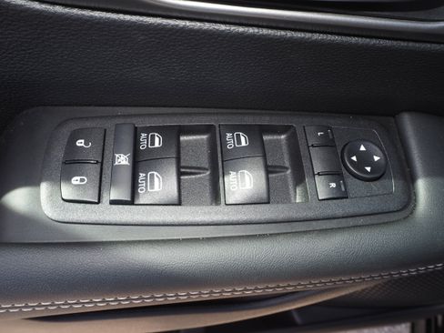 New 2025 Chrysler Pacifica Select w/ Uconnect Theater Family Group image 29