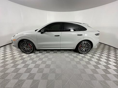 Used 2022 Porsche Cayenne GTS image 2