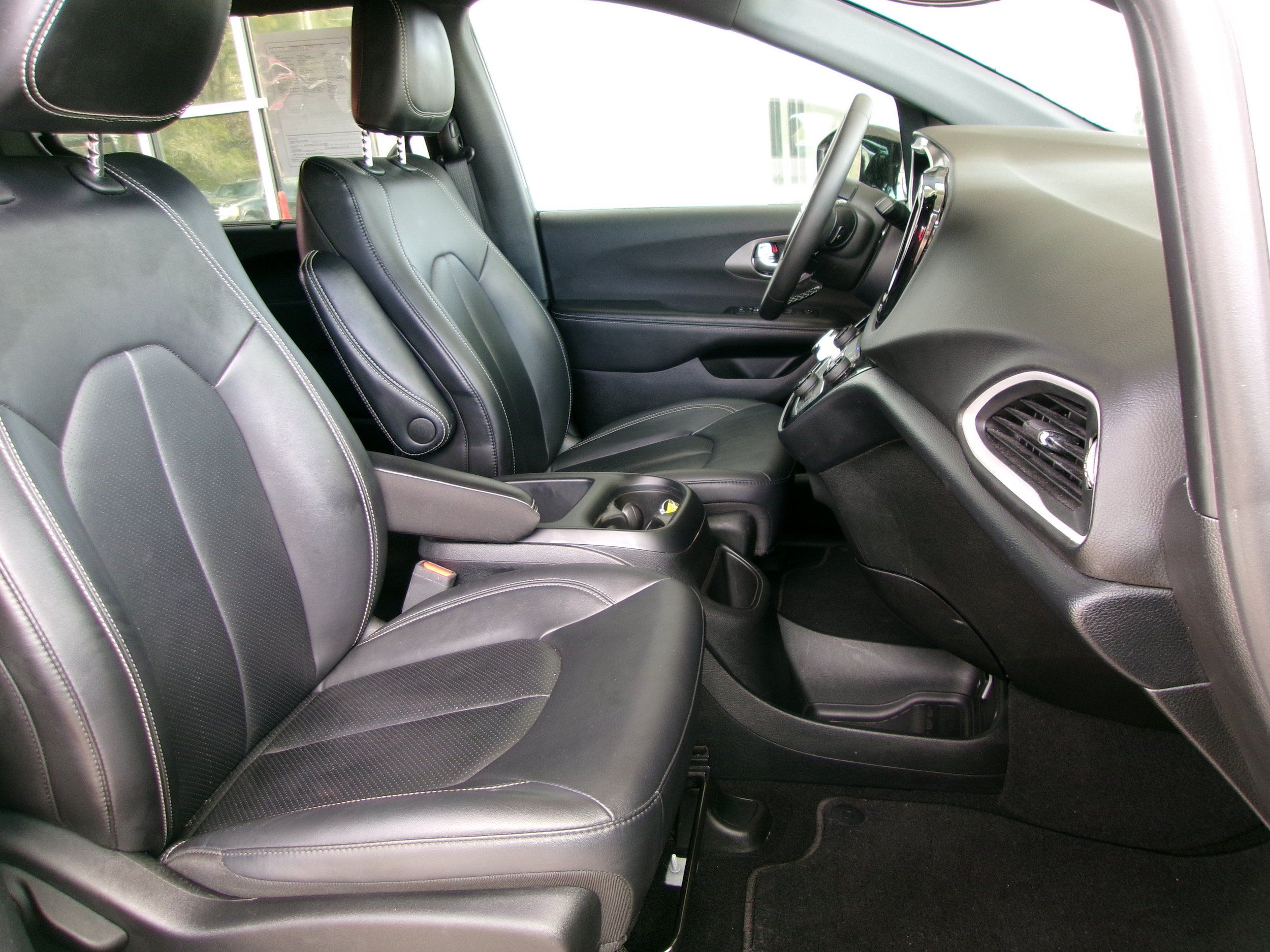 Used 2025 Chrysler Pacifica Select FWD image 19