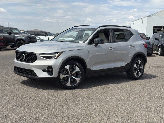 Used 2023 Volvo XC40 B5 Plus w/ Protection Package Premier AWD/4WD image 2