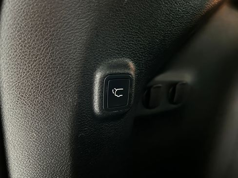 Used 2019 Jeep Cherokee Limited image 35