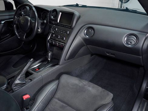 Used 2014 Nissan GT-R Premium image 23