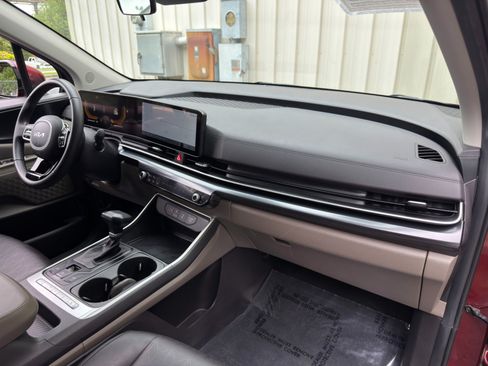 Used 2025 Kia Carnival FWD image 14