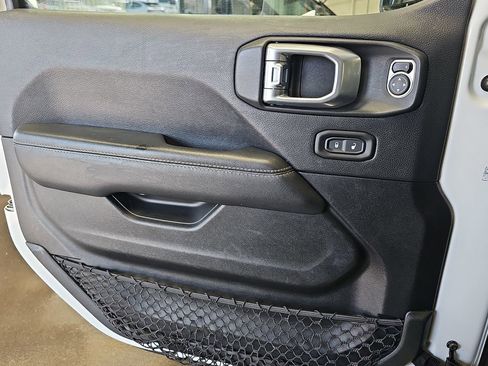 Used 2020 Jeep Wrangler Unlimited Sahara image 24