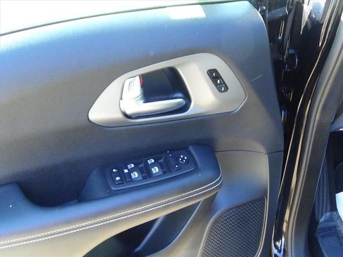 Certified 2025 Chrysler Pacifica Select image 15