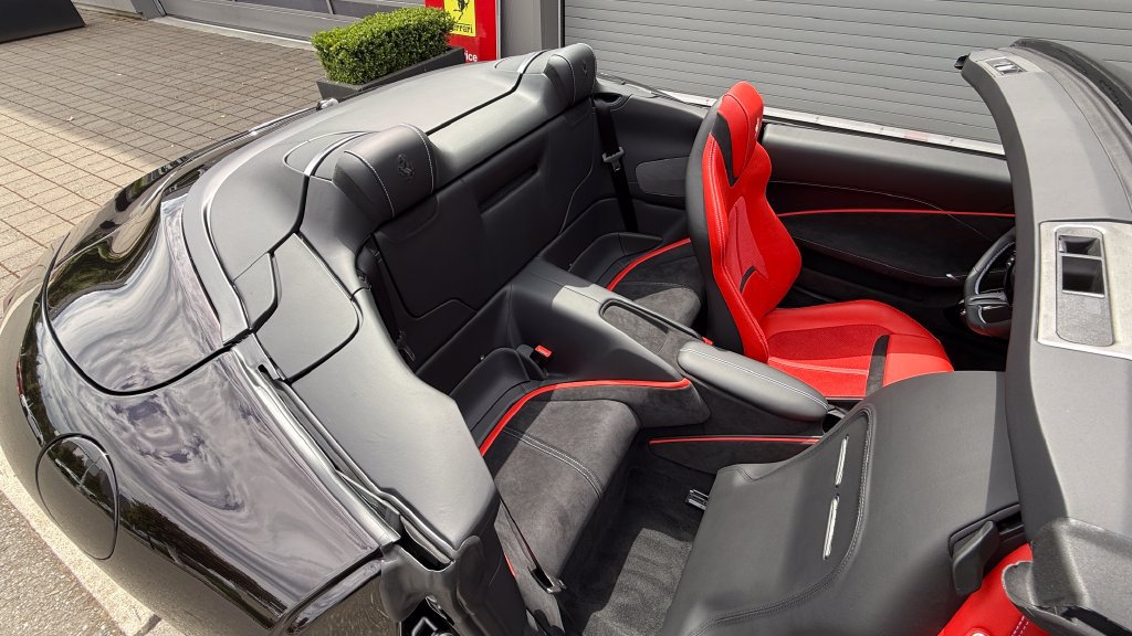 Used 2026 Ferrari Roma Spider RWD image 33