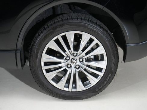 Used 2021 Toyota Venza XLE image 28