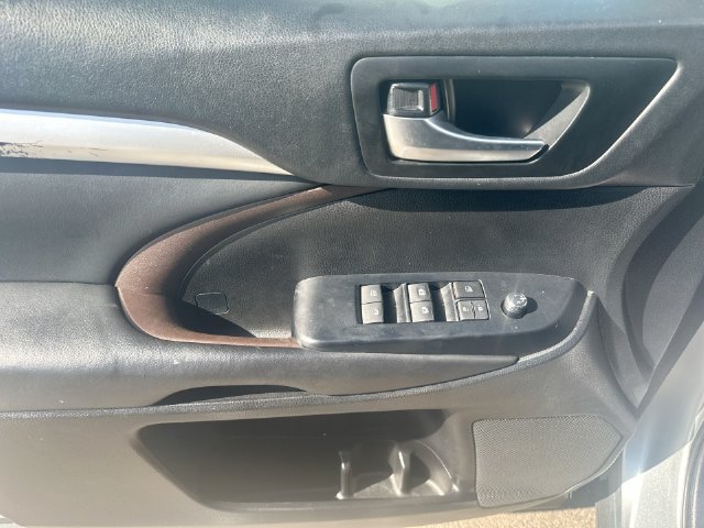 Used 2019 Toyota Highlander XLE AWD/4WD image 16