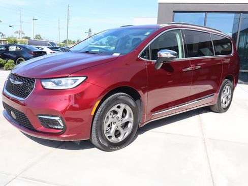 Used 2023 Chrysler Pacifica Limited w/ Trailer Tow Group AWD/4WD image 8