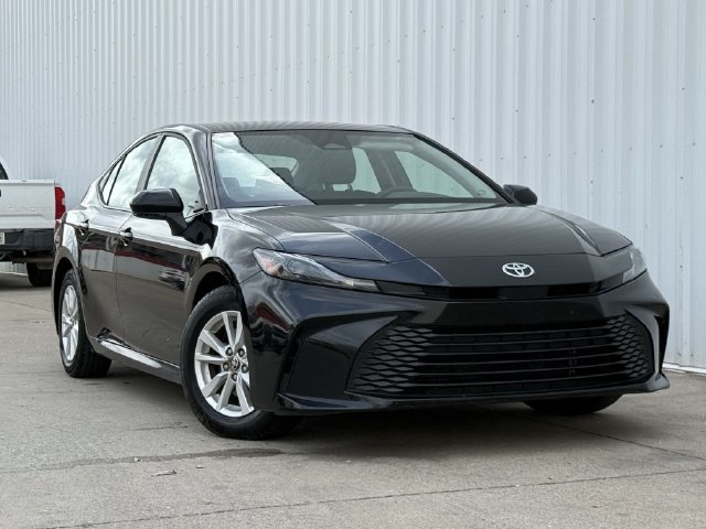 Used 2025 Toyota Camry LE FWD image 2