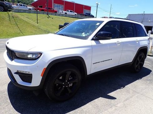 Used 2023 Jeep Grand Cherokee Limited w/ Black Appearance Package AWD/4WD image 2