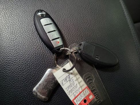 Used 2019 Nissan Titan SV w/ SV Convenience Package image 16