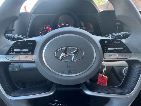 Used 2021 Hyundai Elantra SE FWD image 15