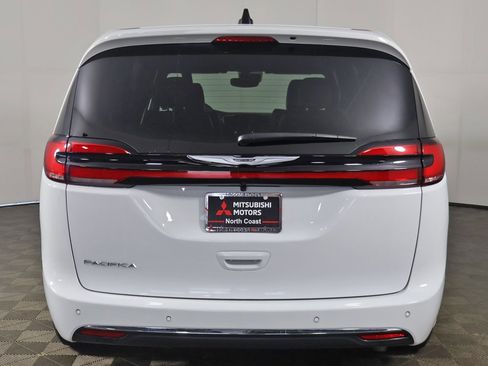 Used 2025 Chrysler Pacifica Select image 14