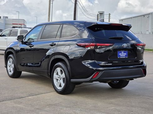 Used 2025 Toyota Highlander LE FWD image 7