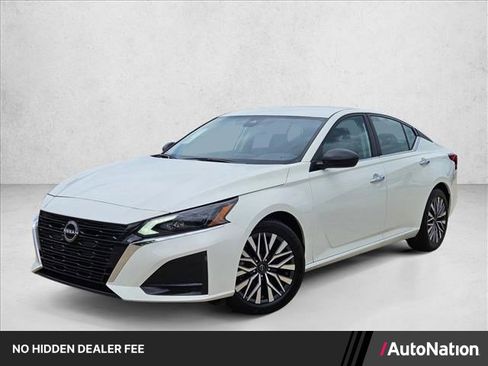 Used 2025 Nissan Altima 2.5 SV FWD image 1