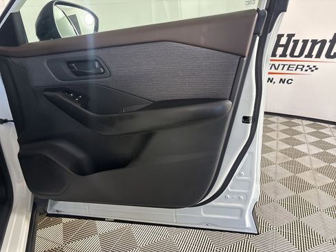 Used 2023 Nissan Rogue S image 25