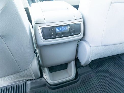 Used 2019 Toyota Highlander LE FWD image 32