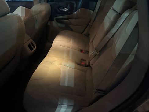 Used 2019 Jeep Cherokee Latitude w/ Popular Appearance Group FWD image 16
