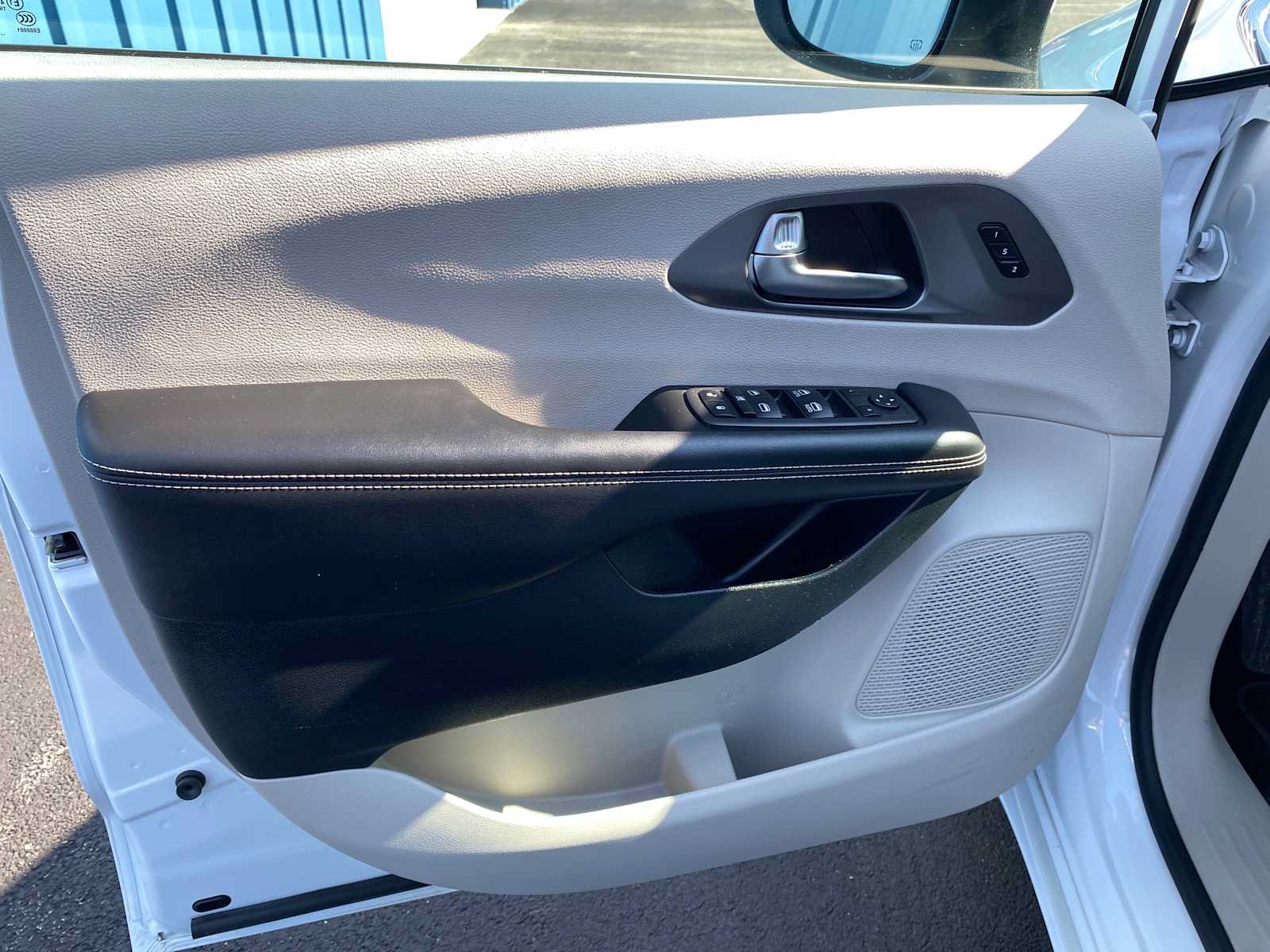 Used 2023 Chrysler Pacifica Touring-L FWD image 39