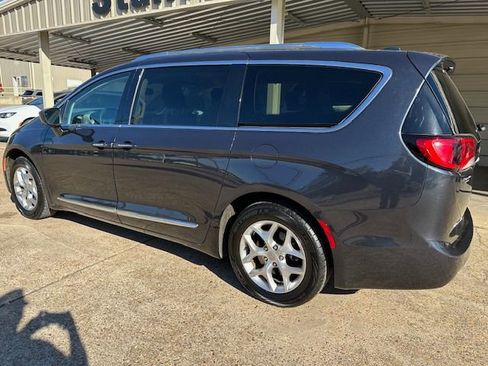 Used 2020 Chrysler Pacifica Touring-L w/ Tire & Wheel Group image 12